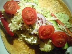 Flickr - cyclonebill - Tortilla med kylling, guacamole, peberfrugt, agurk, rødløg, tomat, ost og salsa.jpg
